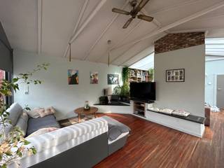 <span><strong>**Op te frissen/ te renoveren woning nabij Centrum Wilsele-Putkapel en E314**</strong></span><br /><br />Nabij het centrum van Wilsele, op een boogscheut van Leuven en tal van <strong>belangrijke invalswegen</strong> kan je deze op te frissen woning met renovatie verplichting binnen de 6 jaar vinden. Dit pand biedt tal van mogelijkheden en is gelegen op <strong>een perceel van 9a70ca</strong> en genietende van een <strong>Zuid-West georiënteerde tuin</strong>.<br /><br /><span><strong>De woning zelf heeft een bewoonbare oppervlakte van meer dan 215m² en heeft volgende indeling: </strong></span><br />De gelijkvloers verdieping bestaat uit een inkomhal, gastentoilet, geïnstalleerde keuken, eetplaats en leefruimte in de veranda. <br />De woning is tevens onderkelderd. Verder zijn er 3 ruime slaapkamers en een 4 e ruimte die op heden dienst doet als dressing en wasplaats. De badkamer is volledig ingericht met douche en dubbele lavabo en gelegen op de bovenste verdieping.<br /><br /><span><strong>De woning is op heden verhuurd! Interesse in een bezichtiging ter plaatse? Neem contact op en informeer naar de bezoekmomenten: jacky@connect-immo.be </strong></span><br /><br />EPC: 503 kWh/m² - UC3515577 - Label F<br />Wg-Gdv-Gvkr-Gvv