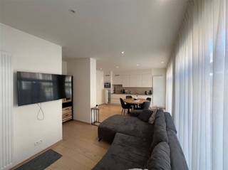 <p><span>Quasi nieuw appartement te huur op jaarbasis op mooie ligging in Nieuwpoort-Stad. € 750 + € 100 syndicuskosten per maand. Verbruik elec, gas en water op eigen teller. Bestaande uit inkom, zeer ruime en lichtrijke woonkamer, mooie keuken, slaapkamer 1, slapakamer 2, prachtige badkamer met douche, grote berging. Parking inbegrepen ! Onmiddellijk beschikbaar. Interesse ? Mail naar <span>sophie.wettinck@immogroup-s.be</span></span><span> of bel 058/23.17.80. Niet gemeubeld. </span></p>