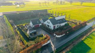 <p>Op een uitzonderlijke landelijke locatie in Brugge, langs de Broekweg, bevindt zich deze charmante villa met uitgestrekte weilanden en ruime loodsen, op een steenworp van de idyllische Damse Vaart en Brugge Centrum. Hier geniet u van absolute rust, open zichten en een zeldzame combinatie van wonen, werken en buitenleven.<br /><br />De villa is harmonieus ingeplant in het groen en vormt een oase van privacy, ver weg van de drukte maar toch vlot bereikbaar. Grote raampartijen brengen het omliggende landschap letterlijk tot in de leefruimtes en zorgen voor een aangename, natuurlijke lichtinval. Dit is wonen met seizoenen.<br /><br />Achter en naast de woning bevinden zich grote functionele loodsen, ideaal voor zelfstandigen, ambachtelijke activiteiten, opslag of het combineren van wonen met een professionele bezigheid aan huis. Daarnaast maken de omliggende weides dit eigendom bijzonder aantrekkelijk voor paardenliefhebbers, dierenhouders of wie droomt van een eigen stukje platteland in Brugge.<br /><br />Troeven op een rij:<br /><br />* Uitzonderlijke landelijke ligging nabij de Damse Vaart<br />* Ruime villa met open zichten en maximale privacy<br />* Grote loodsen met diverse gebruiksmogelijkheden (2x 630m2 - 1x 200m2)<br />* Uitgestrekte weilanden, ideaal voor paarden of hobbylandbouw (optioneel: 27.566m2)<br />* Perfecte combinatie van wonen, werken en natuur<br />* Zeldzaam aanbod in de Brugse rand<br /><br />Deze eigendom spreekt tot de verbeelding van wie groter denkt dan een klassieke villa. Een plek waar **ruimte geen luxe is, maar een evidentie**.<br />We nodigen u graag uit om deze unieke setting zelf te ervaren — want sommige locaties laat je zich niet uitleggen, die moet je voelen.<br /><br />Voor verdere informatie of een vrijblijvend bezoek contacteer Wout op 0475 96 59 38 of mail naar wout@immax.be.</p>