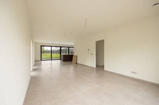 <p><span>Aan de rand van Wespelaar-dorp ligt deze nagelnieuwe open bebouwing (BEN-woning) met 4 kamers, een volledig aangelegde tuin, inclusief haagbeuk, grassen, opritten, terras en zwarte draadafsluiting. Rust en een groen uitzicht, worden hier gekoppeld aan een hedendaags uitzicht met gelijmde betonstenen, witte sierpleister en zwarte alu-ramen, plus een carport met geïntegreerde verlichting. In de ruime inkom valt, naast de ingemaakte kasten, de betontrap op, die is bekleed met dezelfde tegels als het gelijkvloers. De leefruimte met open keuken (eiland) is in L-vorm voorzien, zodat de tuin van overal goed zichtbaar is, door de kamerbrede schuiframen. De greeploze keuken met betonlook werkblad, omvat volgende apparaten: kookplaat met geïntegreerde afzuiging, oven, koelkast en freezer. Afgezien van de technische berging met warmtepomp en ventilatie D, ligt naast de keuken nog een handige wasplaats. In de badkamer is plaats voor een dubbel meubel met zwarte accenten en houten fronten; kolomkasten; een inloopdouche met glazen wand, nis en regendouche; plus een ligbad. De hangtoiletten met handwasbakje werden apart ondergebracht. De Bijna Energieneutrale Woning beschikt over algemene vloerverwarming, dikke isolatielagen (vloer, muur en dak), plus 9 zonnepanelen. Let op de goede plafondhoogte en de kwalitatieve binnendeuren met verborgen scharnieren.</span></p><p><span> </span></p>