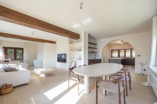 GELIJKVLOERSInkomhal 15m² op Woodstone met gastentoilet en handenwasser.Lichte L-vormige woonkamer 43m² op Woodstone voorzien van een ingemaakte...
