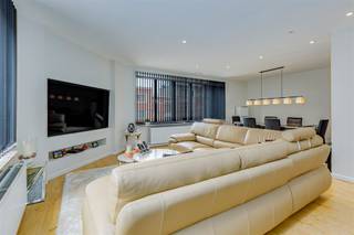 Ce magnifique appartement d'angle de 4 chambres à coucher est à vendre à Deurne ! Il est idéalement situé dans un quartier calme de Deurne, à...