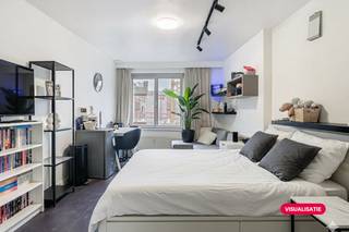 Vlakbij de paardenmarkt, het eilandje en het historische centrum van Antwerpen vinden we deze studentenkamer op een toplocatie in studentenbuurt van Antwerpen te koop.Indeling:- woon/studeerkamer- eigen badkamer met toilet en douche- een volledig geïnstalleerde keuken- gemeenschappelijke leefruimteTroeven:- dubbele beglazing in PVC- lage EPC waarde- lift aanwezig in het gebouw- nieuwe fietsenberging door het naastliggende project- Vlaams kotlabelKortom ideaal voor studenten of als investering!!De kamer wordt te koop aangeboden voor een vraagprijs van 119.000 euro.Deze AI-visualisaties zijn bedoeld als inspiratie. Er werd geen rekening gehouden met technische specificaties, stedenbouwkundige voorschriften of de concrete mogelijkheden tot realisatie.Bent u geïnteresseerd in een appartement of woning te koop in Antwerpen? Aarzel dan niet om ons te contacteren. Had u graag uw eigen eigendom te koop aangeboden contacteer ons dan voor een vrijblijvende schatting, telefonisch op het nummer 03/206.76.76 of per mail naar antwerpen@dewaele.com.Ook voor alle andere vragen omtrent vastgoed, kopen of verkopen kan u steeds bij ons terecht!