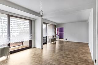 <p><strong>Breed en lichtrijk appartement op toplocatie aan het Rucaplein</strong></p>
<p>Dit aangename en brede appartement is gelegen op een gegeerde locatie aan het Rucaplein en biedt een comfortabele woonindeling met veel natuurlijk licht. De open leefruimte vormt het hart van het appartement en geniet van grote raampartijen die uitgeven op een ruim terras over de volledige breedte van het appartement, ideaal om volop te genieten van buitenruimte en licht.</p>
<p>Aansluitend bevindt zich de open keuken, praktisch ingericht en perfect geïntegreerd in de leefruimte. Verder beschikt het appartement over één volwaardige slaapkamer, een nette badkamer, een afzonderlijk toilet en een handige berging binnen het appartement. Extra opbergruimte is voorzien dankzij een private kelderberging.</p>
<p>Tot slot hoort er een autostaanplaats bij het appartement, verplicht aan te kopen aan €20.000, wat een absolute meerwaarde is op deze locatie.</p>
<p>Een ideaal appartement voor eigen bewoning of als investering, dankzij de uitstekende ligging, het brede terras en de functionele indeling.</p>
<p><strong>Troeven op een rij:</strong></p>
<p><b> -</b>Brede en lichtrijke leefruimte</p>
<p>- Goed EPC</p>
<p>- Private kelderberging</p>
<p>- Autostaanplaats (verplicht aan te kopen aan €20.000)</p>
<p>- Rustig gelegen aan het Rucaplein</p>
<p>Interesse? Neem gerust contact op voor meer informatie of een bezoek ter plaatse.<br /><br />Attesten (EPC, asbest, EK) zijn beschikbaar via onze website: https://jamar.immo/<br /><br />Wg, Vg, Vv, Gvkr, geen overstromingsgebied gebied, geen worg</p>
