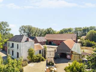 Ontdek het uitzonderlijke potentieel van Domaine de Jaurieu — een iconisch domein waar charme, authenticiteit en commerciële mogelijkheden naadloos samenkomen op een prachtig terrein van een 4700m2, (mogelijkheid 3 hectare extra bij te kopen).
Achter de indrukwekkende oprijlaan ontvouwt zich een unieke eigendom met een karaktervolle historische vierkantshoeve rond een sfeervol binnenplein en terras, omgeven door groen, een idyllische vijver en ruime parkeermogelijkheden.
Dit veelzijdige domein biedt vandaag al een sterke uitbatingsbasis, maar vooral een zeldzaam toekomstpotentieel voor ondernemers, investeerders of hospitality-concepten die op zoek zijn naar een locatie met uitstraling én mogelijkheden.
Het domein beschikt over alle nodige vergunningen voor het organiseren van evenementen tot 400 personen, de uitbating van een restaurant/taverne met overnachtingsmogelijkheden, een feestzaal en het houden van hoevedieren. Dankzij de parkingcapaciteit van maar liefst 230 wagens is het domein bovendien perfect uitgerust voor grootschalige events, seminaries, huwelijksfeesten, bedrijfsevents of exclusieve hospitalityconcepten.
Met meer dan 2.400 m² bruikbare binnenruimte biedt deze eigendom talloze exploitatemogelijkheden: van eventlocatie, hotel- en restaurantuitbating tot wellnessconcept, retreat, co-housingproject, seminariecentrum of exclusieve privéresidentie met professionele activiteit.
Een zeldzame opportuniteit voor wie op zoek is naar een karaktervolle toplocatie met geschiedenis, uitstraling en uitzonderlijk veel ontwikkelingspotentieel.