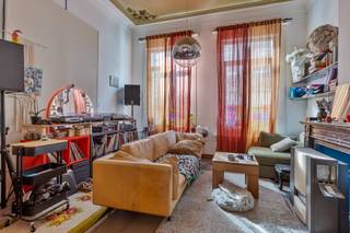 Deze karakteristieke woning is opgedeeld in vier zelfstandige units, wat zorgt voor diverse woon- en investeringsmogelijkheden. Authentieke elementen, zoals sierlijke plafondlijsten en originele houten vloeren, geven het pand een charmante uitstraling. De ruime stadstuin biedt een groene oase midden in de stad, ideaal voor ontspanning of gezamenlijke activiteiten. Dankzij de indeling en oppervlakte leent de woning zich uitstekend voor co-housing of een combinatie van wonen en werken. Met zijn unieke karakter en veelzijdigheid is dit een zeldzame kans op de woningmarkt.  4 meters voor gas en elektriciteit, 1 watermeter. 