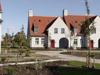 <span>Gelegen in het landelijke Lapscheure, een deelgemeente van Damme, bevindt dit woonproject zich in een rustige en landelijke omgeving. Het erf grenst aan de kerk van Lapscheure en aan drie monumentwoningen die worden gerestaureerd. De combinatie van het rustig landelijke karakter van het dorp, samen met de vlotte bereikbaarheid naar de centrumsteden, Damme en Knokke-Heist, maakt deze ligging zo aantrekkelijk.<br /><br /><strong>Woning 4</strong></span><br />122 m² woonoppervlakte · 418 m² perceel · 3 slaapkamers · sleutel-op-de-deur · 744.450 €<span> (excl. verkooprechten, btw en kosten). </span><br /><br />Gelijkvloers: inkomhal, leefruimte, aparte eet- en kookplaats, gastentoilet, tuin- en fietsberging en inpandige garage met bijkomende staanplaats.<br />Boven drie slaapkamers, 3 badkamers, dressing, apart toilet en technische ruimte.<br /><span>De zolder kan vrij ingevuld worden met extra slaapkamers, hobbyruimte of als bergruimte.</span><br /><br />De woning wordt volledig afgewerkt opgeleverd.<br /><br />De mooie tuin van ca. 264 m² kijkt uit over het aangrenzende akkerland. <br /><br /><span>Heeft u interesse in deze woning? Contacteer ons via 050 60 60 78 of info@immonano.be. </span>