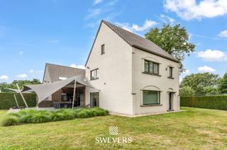 Voor meer info en foto’s, surf naar www.swevers.be – Op een perceel van ruim 1 hectare biedt deze volledig gerenoveerde open bebouwing aan...