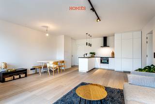 Dit <strong>ongemeubeld</strong> appartement van 85 m² is gelegen op een centrale locatie in Leuven, met een vlotte verbinding naar Gasthuisberg, IMEC, de E314 en E40. Het appartement bevindt zich op de vierde verdieping van het gebouw en is bereikbaar met de lift. Dankzij de ligging geniet u van een rustig wooncomfort met weinig tot geen inkijk. Het appartement beschikt over een ruime en lichtrijke leefruimte met open keuken, twee slaapkamers, een badkamer met aansluiting voor een was-/droogcombi en een apart toilet. De grote raampartijen zorgen voor veel natuurlijke lichtinval en een aangenaam open zicht. Verder is er een noordwestgericht terras, een privatieve kelderberging en één overdekte autostaanplaats inbegrepen in de huurprijs. Het appartement heeft een EPC-score B, wat zorgt voor een energiezuinig wooncomfort. De provisie voor verwarming en water bedraagt €150 per maand, de gemeenschappelijke kosten bedragen €75 per maand. Elektriciteit en internet dienen door de huurder afzonderlijk afgesloten te worden. Het appartement is <strong>onmiddellijk beschikbaar</strong>. Wenst u graag een bezoek of extra informatie? Aarzel dan zeker niet om contact op te nemen via info@homies.be.