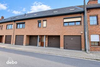 Deze verzorgde en instapklare woning combineert een ruime en lichtrijke leefruimte met een praktische indeling en tal van extra troeven. Met maar liefst 3 slaapkamers, airconditioning, een ruime garage en een gezellige tuin met verhoogd terras biedt deze woning alle comfort voor aangenaam wonen.<br /><br />Indeling van de woning<br />Op het gelijkvloers bevindt zich een zeer ruime garage, die niet alleen plaats biedt voor het parkeren van een wagen, maar ook heel wat extra bergruimte voorziet. Hier bevindt zich eveneens de praktische wasplaats. Vanuit de garage geniet u van een rechtstreekse toegang tot zowel de woning als de tuin.<br />Eerste verdieping<br />Via de inkomhal met afzonderlijk gastentoilet bereikt u de ruime en lichtrijke leefruimte, waar de gezellige zithoek en eetplaats mooi in elkaar overvloeien.<br />Aansluitend bevindt zich de open, volledig ingerichte keuken, voorzien van voldoende kastruimte en de nodige toestellen.<br />De leefruimte is uitgerust met airconditioning, wat zorgt voor extra comfort tijdens de warme zomermaanden.<br />Vanuit de leefruimte heeft u toegang tot het aangename, verhoogde terras.<br />Tweede verdieping<br />Op de tweede verdieping bevinden zich 3 slaapkamers, waarvan de ruimtes eveneens voorzien zijn van airconditioning.<br />De ruime badkamer is uitgerust met een ligbad, afzonderlijke douche, dubbel lavabomeubel en toilet.<br />Daarnaast beschikt de woning over een praktische bergzolder, ideaal voor extra opslagruimte.<br />Buitenruimte<br />De woning beschikt over een gezellige, afgesloten tuin met groenaanleg.<br />Het verhoogde houten terras, rechtstreeks toegankelijk vanuit de leefruimte, vormt een aangename plek om buiten te eten of te ontspannen.<br />Onder het terras bevindt zich bovendien een overdekte, betegelde ruimte, die extra mogelijkheden biedt om van de tuin te genieten.<br /><br />Extra troeven
<ul>
<li><span>Instapklare en verzorgde woning </span></li>
<li><span>3 slaapkamers </span></li>
<li><span>Airconditioning in de leefruimte en slaapkamers </span></li>
<li><span>Badkamer met ligbad én afzonderlijke douche </span></li>
<li><span>Ruime garage met wasplaats </span></li>
<li>Zonnepanelen</li>
<li>Energiezuinige woning</li>
<li><span>Gezellige tuin met verhoogd terras </span></li>
<li><span>Extra bergruimte op zolder </span></li>
</ul>
Bent u op zoek naar een instapklare woning met 3 slaapkamers, een ruime garage en een gezellige tuin? Dan is deze woning beslist een bezoek waard!<br />Contacteer ons vandaag nog en ontdek zelf de mogelijkheden van deze woning tijdens een bezoek!<br />