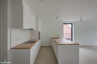 NIEUWBOUWAPPARTEMENT MET 2 SLAAPKAMERS, OVERDEKT TERRAS EN ONDERGRONDSE AUTOSTAANPLAATS NABIJ HET CENTRUM VAN TONGEREN<br /><br />Dit verzorgde nieuwbouwappartement vinden we terug aan de Baversstraat 14/102 te Tongeren-Borgloon en is gelegen op een gunstige locatie. Het centrum met alle nodige faciliteiten en het openbaar vervoer zijn gelegen op slechts 4 minuten rijden.<br /><br />Het appartement is gelegen op de eerste verdieping en is bereikbaar via de lift en de trap.<br />De indeling is als volgt:<br />- Inkomhal.<br />- Woonkamer met open keuken. De keuken is voorzien van een inbouwkoelkast, kookplaat met afzuigkap, vaatwasser en een oven.<br />- Berging met aansluiting voor het wasmachine.<br />- 2 slaapkamers<br />- Badkamer. De badkamer is voorzien van een dubbele lavabo en douche.<br />- Toilet.<br />- Overdekt terras.<br /><br /><span>De gemeenschappelijke kosten bedragen €75/maand.</span><br /><span>Tot het appartement behoort een ondergrondse autostaanplaats en een kelderberging.</span><br /><br /><span>Wilt u graag wonen op deze gunstige locatie in een nieuwbouwappartement? Contacteer ons dan vrijblijvend via </span><span>info@matisimmo.be</span><span>.</span>