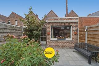 Op een centrale en vlot bereikbare ligging in Roeselare, nabij het station, winkels, scholen en diverse voorzieningen, bevindt zich deze verzorgde karaktervolle woning met garage. De woning combineert een praktische indeling met een aangename buitenruimte en is momenteel verhuurd aan een zeer solide en nette huurder, wat deze woning ook bijzonder interessant maakt voor investeerders.<br /><br />Het gelijkvloers omvat een inkomhal met bergruimte en afzonderlijk toilet, open ingerichte keuken, gezellige leefruimte met gaskachel en lichtkoepel, aansluitende bureauruimte en garage met elektrische sectionale poort. Achteraan bevindt zich een aangenaam terras met elektrische zonneluifel, plantenborders en tuinhuis!<br /><br />Op de eerste verdieping zijn er twee slaapkamers (1 grote master bedroom en 1 kleinere), een badkamer met douche en lavabomeubel en stapelzolder.<br /><br />De woning werd doorheen de jaren zeer goed onderhouden en beschikt over pvc-schrijnwerk met HR-glas, conforme elektriciteit en een EPC-score van 320 kWh/m² jaar, D-label. Hierdoor geldt er geen renovatieverplichting!<br /><br />Met haar centrale ligging, garage, conforme elektriciteit, aangenaam terras en bestaande huuropbrengst vormt deze woning een mooie kans voor zowel eigen bewoning op termijn als voor investeerders die op zoek zijn naar een stabiele opbrengsteigendom in Roeselare.
