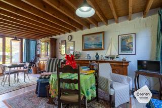 Op te knappen gemeubelde vakantiewoning gelegen in domein "Duinengolf" te Westende met een unieke centrale ligging omgeven door groen en vlak bij het strand & zeedijk;<br />Deze woning heeft nood aan een nieuwe interne renovatie waarbij het kan gerenoveerd worden naar uw eigen smaak. Met een bewoonbare oppervlakte van 84 m2 geniet de woning van 3 slaapkamers en een badkamer met inloopdouche; <br />Geen domicilie mogelijk.<br />Verkoop onder erfpacht. <br /><br /><u><strong>Indeling:</strong></u><br />Beneden: Inkom, apart toilet, leefruimte met keuken, opbergruimte;<br />Verdiep: Nachthal, 3 slaapkamers & badkamer;<br /><br /><strong><u>Troeven:</u></strong><br />- Commerciële verhuring mogelijk;<br />- Speelplein op domein;<br />- Op wandelafstand van zee, strand en duinen;<br /><br />Neem zeker contact op bij verdere vragen of om een vrijblijvend plaatsbezoek in te plannen!