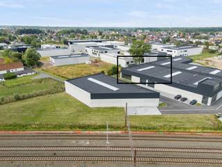 Ontdek dit gloednieuw KMO Project Gruuthuse in Oostkamp.<br /><br />Gelegen op strategische locatie in centraal West-VLaanderen van Project Gruuthuse. Momenteel zijn bepaalde project bezig de laatste afwerking, met variërende oppervlaktes tussen de 550m² en 1.107m². Ideaal voor bedrijven die op heden te kampen hebben met plaats te kort of als investering.<br /><br />Onmiddellijk beschikbaar of beschikbaar binnen korte termijn!<br /><br />- De KMO-units worden casco afgeleverd met een vrije hoogte tussen de 6,9m en 12m <br />- Verschillende optiepakketten zijn mogelijk.<br />- Voor iedere site zijn er telkens ook parkeermogelijkheden voorzien.<br />- Vloer in gepolierde industriële gewapende betonplaat<br />- Lichtstraat voorzien uit meerwandige polycarbonaat platen met aluminium profielen<br />- Aluminium schrijnwerk met elektronische sectionale poort<br /><br />Contacteer Simon op het nummer 0498 12 37 08 of mail naar simon@vicusvastgoed.be