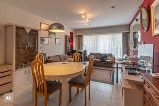 <p><strong>Instapklaar appartement met kelderberging en garagebox in een rustige wijk te Brasschaat</strong><br />Op zoek naar een lichtrijk en comfortabel appartement op een rustige locatie in Brasschaat, op wandelafstand van het bruisende centrum met vele winkels, horeca en het openbaar vervoer. De nabijheid van het treinstation 'Ekeren' en het op- en afrittencomplex 'Sint-Job-in-'t-Goor' zorgt voor een vlotte verbinding naar Antwerpen en Nederland.<br /><br /><strong>Beschrijving</strong><br />Het appartement, daterend van 1976, is gelegen op de eerste verdieping en beschikt over een bewoonbare oppervlakte van 75 m². Via de inkomhal bereikt u de lichtrijke leefruimte met open, volledig ingerichte keuken. De leefruimte geeft toegang tot het zuidoost-georiënteerde terras. Hiernaast beschikt het appartement over twee volwaardige slaapkamers (9 m² en 14 m²), een praktische berging, een moderne badkamer met inloopdouche en een gastentoilet. <br /><br />Bij dit appartement hoort een privatieve garagebox en een kelderberging, waardoor u geniet van voldoende extra bergruimte. Het appartement is momenteel verhuurd met een goed rendement.<br /><br /><strong>Troeven<br /></strong>✓ Centraal, toch rustig gelegen<br />✓ Twee volwaardige slaapkamers<br />✓ Privatieve garagebox en kelderberging<br />✓ Rendabele investering<br /><br />Kortom, een ideaal appartement voor starters, investeerders of wie op zoek is naar een comfortabel appartement op een uitstekende locatie. Zin in een bezoek? Contacteer <strong>Aertsen Makelaars</strong> vandaag nog!</p>