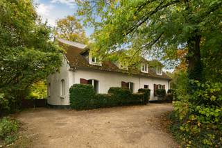 <p>Welkom in de prestigieuze Acacialaan in Herent, een gegeerde, groene en kindvriendelijke villawijk waar privacy centraal staat. Hier geniet u van wonen in een exclusief kader, terwijl u toch slechts op enkele minuten verwijderd bent van het bruisende centrum van Leuven. Scholen, winkels, openbaar vervoer en belangrijke invalswegen bevinden zich allemaal binnen handbereik, waardoor deze locatie moeiteloos comfort en bereikbaarheid combineert.<br /><br />Op dit uitzonderlijke perceel van maar liefst 69 are vindt u een charmante villa in open bebouwing, verscholen tussen volwassen groen en omgeven door een zee van ruimte. Het ruime perceel zorgt niet alleen voor volledige privacy, maar biedt ook ongezien veel mogelijkheden voor tuinliefhebbers, gezinnen die houden van buitenleven of wie droomt van een luxueuze buitenruimte.<br /><br />De woning beschikt over vijf volwaardige slaapkamers, waardoor ze ideaal is voor grote gezinnen. De leefruimtes zijn royaal en licht, met grote raampartijen die u voortdurend laten genieten van het prachtige groene uitzicht rondom de woning.<br /><br />Deze woning vormt een zeldzame combinatie van topligging, uitzonderlijke buitenruimte en inspirerend renovatiepotentieel. Voor wie op zoek is naar een exclusieve woonomgeving midden in het groen, maar met alle voorzieningen binnen handbereik, is dit een unieke kans die u niet mag missen.</p>
<p><br /><br /></p>