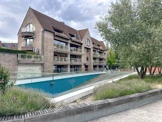 Instapklaar appartement op wandelafstand van allerlei faciliteiten bestaande uit een inkomhal met gastentoilet, ruime lichtrijke leefruimte met...