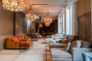 Deze woning gelegen vlakbij het centrum van Brugge onderscheid zich met haar oppervlakte van 1.207m².Deze eigendom omvat drie verdiepingen, vandaag...