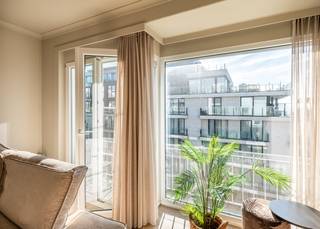 <p>Welkom in dit charmante appartement, gelegen op de vierde verdieping van de residentie Kennedy in het gegeerde Oostduinkerke. Met een bewoonbare oppervlakte van 70 vierkante meter biedt dit pand een gezellige en functionaliteit die ideaal is voor zowel verhuur als eigen gebruik. De centrale ligging en de nabijheid van zee maken het tot de perfecte uitvalsbasis voor wie zorgeloos wil genieten. <br /> </p>
<p>Dit appartement werd als volgt ingedeeld: inkomhal | zuidgerichte leefruimte uitgevend op zonnig balkon | open, volledig uitgeruste keuken | badkamer voorzien van inloopdouche en lavabo in meubel | afzonderlijk toilet | eerste ruime slaapkamer met ingemaakte kasten | tweede slaapkamer | berging. <br /><br />Privatieve kelder inbegrepen in de prijs! Gemeenschappelijke fietsenberging aanwezig.<br /><br />EPC label B = energiezuinig. De elektrische installatie werd conform gekeurd. <br /><br />Bent u op zoek naar een perfect afgewerkt appartement met centrale ligging in Oostduinkerke? Aarzel dan niet om ons te contacteren voor een bezichtiging aan deze buitenkans!</p>