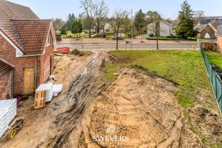 Voor meer info en foto’s, surf naar www.swevers.be – Ontdek deze gunstig gelegen bouwgrond van 4a 49ca aan Herebaan-Oost in Houthalen-Helchteren...