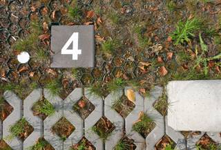 Bovengrondse auto staanplaats (N° 4) te huur nabij de huurwoningen van het project Karamel aan het Lonkaplein in het centrum van Essen...