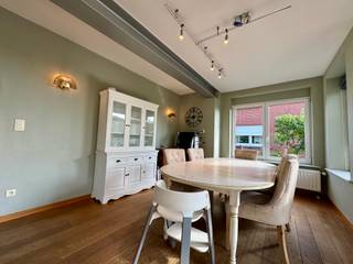 Deze ruime en zeer lichtrijke woning combineert comfort, een praktische indeling en een rustige ligging met uitstekende bereikbaarheid.Op korte...