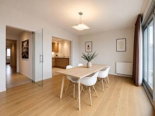 <span><strong>BEZOEK ENKEL AAN TE VRAGEN VIA IMMODAVINCI.BE</strong></span><br /><br /><span><strong>Ligging</strong></span>: <br />unieke kans om op de Kouter een ruim, standingvol en instapklaar appartement te huren. <br />Ligging is dan ook superieur: meer dan hartje Gent kan u niet vinden. <br />Het plein van de Kouter spreekt voor zich, op zondag kan u gezellig flaneren en kuieren op de bloemenmarkt, en erna een glaasje drinken aan de Blauwe Kiosk. Sowieso alle activiteiten, winkels, gezellige restaurantjes, bars, .... alles op wandelafstand. <br />De tram stopt op een paar meters, met de auto bent u zo naar uitvalswegen en autostrade. <br />Parkeren is ook geen probleem doordat u een ondergrondse parking heeft in het gebouw (verplicht mee te huren aan 150euro/maand). <br /><br /><strong><span>Indeling</span></strong>:<br />Het appartement is gelegen op de 5de verdieping. U komt binnen via de inkomhall met vestiaireruimte, ruime en lichtrijke leefruimte met aanpalend terras dat een wijds zicht heeft over Gent, volledig ingerichte keuken voorzien van alle toestellen, afzonderlijk toilet, 3 slaapkamers waarvan 1 met dressingruimte en 2 badkamers. Eveneens nog een terras/patio tussen 2 slaapkamers ,die afgesloten is en een zicht heeft over de Kouter, praktische berging alsook een kelderberging. <br />Heel mooie afwerking: parketvloeren, perfect onderhouden, mooie badkamers, glazen deuren, ... <br /><br />Vrij vanaf 15/09 <br />Huurprijs/maand: 1.600euro voor het appartement + 150 euro voor de autostandplaats<br />Provisie voor de algemene onkosten + provisie voor gas en water: 150 euro/maand<br />Ènkel te huren met plaatsing domicilie