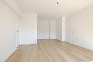 <p><span>Ontdek dit aangename en lichtrijke appartement, gelegen op de eerste verdieping, met een bewoonbare oppervlakte van 55 m². Dankzij de grote raampartijen geniet de ruime leefruimte van een overvloed aan natuurlijk licht, wat zorgt voor een warme en gezellige sfeer.</span></p><p><span> </span></p><p><span>Het appartement beschikt over een inkomhal met vestiaire, een ruime woonkamer, een ingerichte keuken, een badkamer met ligbad, een apart toilet, een volwaardige slaapkamer en een aangenaam terras waar u heerlijk kunt ontspannen. Daarnaast is er in de kelderverdieping een praktische privatieve berging voorzien, ideaal voor extra opslagruimte.</span></p><p><span> </span></p><p><span>Een bijkomende troef zijn de talrijke gemeenschappelijke parkeerplaatsen, waardoor u steeds vlot een parkeerplaats vindt. Dit appartement is de ideale keuze voor starters, alleenstaanden, koppels of investeerders die op zoek zijn naar een interessante opportuniteit.</span></p><p><span> </span></p><p><span>Voor meer informatie en/of een bezoek, contacteert u Wout van Immo Zone op het nummer 0479/ 18. 38. 35.</span></p>
