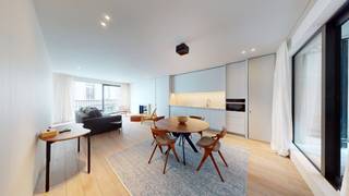 Volledig gemeubeld, luxueus afgewerkt appartement met terras op toplocatie aan de Schelde<br /><br />Op een absolute topligging nabij de Schelde bevindt zich dit instapklare en stijlvol afgewerkte appartement, waar comfort en elegantie hand in hand gaan. Het appartement wordt volledig gemeubeld aangeboden en is ingericht met hoogwaardige meubelstukken die perfect aansluiten bij de verfijnde afwerking en het tijdloze interieur.<br /><br />Bij het binnenkomen wordt u verwelkomd in een ruime, lichtrijke leefruimte met sfeervolle gashaard en een open keuken, voorzien van alle moderne comfort. De keuken beschikt over kwaliteitsvolle inbouwtoestellen zoals een combi-oven, koelkast met vriesvak en vaatwasmachine.<br />Via grote raampartijen heeft u toegang tot een aangenaam terras dat ook bereikbaar is via de master bedroom. Beide slaapkamers beschikken over een eigen badkamer – waarvan één met douche en de andere met zowel een douche als een ligbad – wat zorgt voor extra privacy en comfort.<br /><br />Het volledige appartement is afgewerkt met oog voor detail: ingebouwde kasten, een elegante eiken parketvloer, terrazzo-elementen, inbouwspots en gordijnen. Alles is volledig geschilderd en tot in de puntjes afgewerkt – ultra-instapklaar.<br /><br />Optioneel is er een autostaanplaats te huur in de nabije omgeving aan €150 per maand.<br /><br />Een unieke woonkans voor wie op zoek is naar luxe, comfort en een zorgeloze instap op een toplocatie nabij het water.