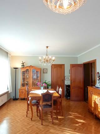 Dit verzorgde appartement is centraal gelegen. Antwerpen, Brussel en Mechelen zijn vlot bereikbaar met de auto vanuit deze locatie. Ook handig...