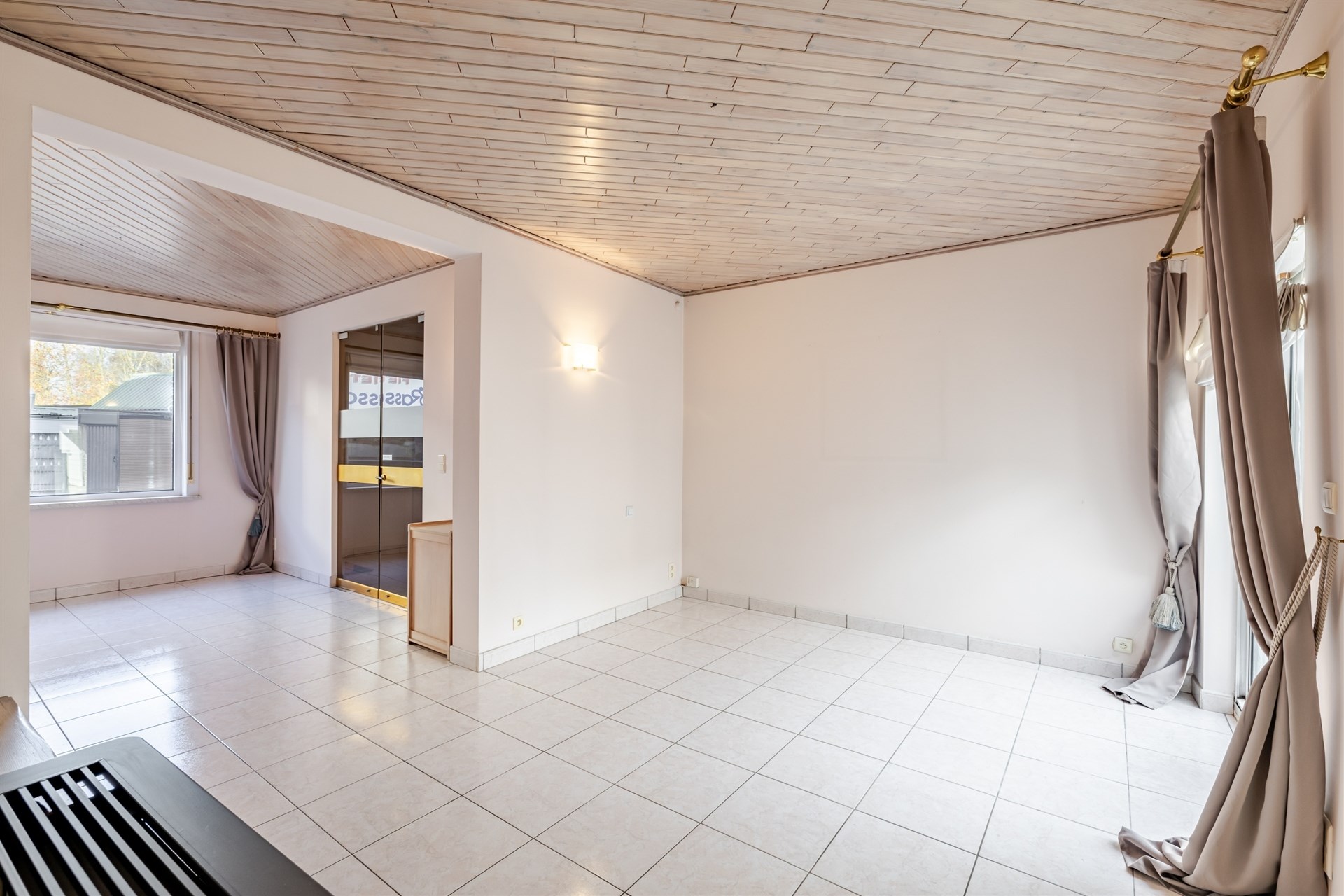 Gezellige rijwoning met uitzonderlijke grote tuin en externe garage in hartje Schellebelle - foto 4