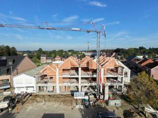 PIAZZA (Italiaans voor 'Plein') is de naam van het schitterende nieuwbouwproject dat zal gerealiseerd worden in het centrum van Tielen.<br />De oude en leegstaande feestzaal aan het dorpsplein zal plaats ruimen voor een stijlvol gebouw met 9 appartementen en een handelsruimte.<br /><br />Het project is een initiatief van de ontwikkelaars Frank Van Nijlen en Jan Daems die samen al enkele knappe woonprojecten afleverden in Lichtaart en Kasterlee. De architectuur is van de hand van Leen Van Lommel, eveneens uit Kasterlee.<br /><br />De ligging van dit project is ronduit subliem: de terrassen en leefruimtes kijken uit op het marktplein en het oude beschermde gemeentehuis, scholen en winkels (Spar, bakker, apotheek) liggen op wandelafstand. Maar de grote troef is de aanwezigheid van het openbaar vervoer! Het treinstation van Tielen biedt rechtstreekse verbindingen naar Antwerpen (ca. 30') en Brussel (ca. 60'). Ook de oprit naar de E34 Antwerpen-Eindhoven is maar 5' met de wagen.<br /><br />Het handelsgelijkvloers ligt aan de pleinzijde (268m²) en is uitermate geschikt voor een vrij beroep, dienstverlening of detailhandel (fietsen, boetiek, etc.). Deze ruimte wordt CASCO (Wind-en waterdicht) verkocht. Het gelijkvloerse appartement is reeds verkocht.<br /><br />Er zijn 3 klassieke appartementen op de eerste verdieping. <br />Tenslotte zijn er 5 ruime duplex-appartementen waarvan er in voorverkoop reeds 2 werden verkocht.<br /><br />Bij het project hoort een grote ondergrondse parking met individuele parkeerplaatsen (22.000 €) en bergingen (5.000 €).<br /><br />Als energiebron werd door de ontwikkelaar gekozen voor geothermie. Alle appartementen hebben vloerverwarming en het E-peil zal schommelen rond 10.<br />De kopers hebben inspraak in de afwerking van hun appartement (keuken, badkamer, vloeren, etc.). Alles gebeurt in nauw overleg met de klantenbegeleider van de bouwheer.<br /><br />De werken zullen starten in het voorjaar van 2025 en zullen anderhalf jaar in beslag nemen.