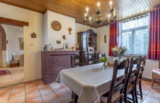 Kangeroewoning op toplocatie nabij natuurgebied Wolfsputten, CC Westrand en centrum Dilbeek.<br /><br />Deze hoeve daterende uit begin 19de eeuw en staat op een leuk perceel in de nabijheid van centrum Dilbeek.<br /><br />Het landhuis werd ingericht met aan de linkerzijde een gezinswoning omvattende een leefruimte (aparte salon en mooie eetplaats), geinstalleerde keuken, gelijkvloers bureel/kamer en één gelijkvloerse douchekamer. De verdieping is ingericht met een tweede, verzorgde badkamer en drie ruime slaapkamers. In dit deel van de tweewoonst is ook een mooie, authentieke kelder en praktische garage/bergruimte terug te vinden.<br /><br />Dit deel van de eigendom is voorzien van enkele beglazing in houten raamkozijnen.<br /><br />Het rechtergedeelte van de eigendom bestaat uit een groot, gelijkvloers bureel, hall met wasplaats en berging. Langs de hall is toegang tot een ruim, ingericht appartement met grote open leefruimte en geinstalleerde keuken, twee ruime slaapkamers, bergplaats/bureel en praktische badkamer met douche in het ligbad.<br /><br />Het rechterdeel van de eigendom is op de verdieping voorzien van recente veluxramen en werd uitgebreid gerenoveerd door de jaren heen.<br /><br />Beide delen worden verwarmd met een eigen condenserende verwarmingsketel op aardgas (Junckers).<br /><br />Het is de koper mogelijk om de aandelen van de vennootschap waar deze eigendom enig deel van uit maakt over te nemen.<br /><br />EPC rechts 386 kWh/m² jaar - klasse D<br />EPC links 591 kWh/m² jaar - klasse F