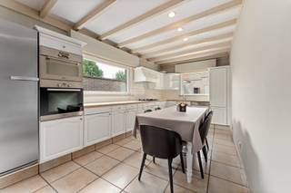 Ruime en zeer verzorgde woning op een vlot toegankelijke locatie naar het centrum en naar invalswegen toe. <br />Door zijn ruime bewoonbare oppervlakte en polyvalente indeling is deze woonst zeker ook geschikt voor wie wonen en werken wil combineren! De woning zelf is centraal gelegen maar geeft een vlotte bereikbaarheid naar Aalter, Deinze en richting Roeselare. <br /><br />INDELING:<br /><br />GELIJKVLOERS: huidige indeling: hall met vestaire en links vooraan een gelijkvloerse kamer die kan gebruikt worden als bureau, hobbyruimte of wachtruimte. Rechts leidt de inkomhall naar de ruime living met achterliggende comfortabel ingerichte leefkeuken. Aansluitend is er een gastentoilet, een berging en een wasplaats. De huidige leefruimte kan ook als praktijk of kantoor worden ingericht. Ook op het gelijkvloers bevindt zich de badkamer met lavabomeubel en ligbad. Er is een dubbele garage met twee automatische poorten en een achterliggende ruimte van ca 25 m² die nu als bureau is ingericht maar zeker ook andere functies toelaat. <br /><br />VERDIEPING: drie slaapkamers en een vierde grote kamer (die bevindt zich boven de dubbele garage). <br />Zowel vanuit de hall als vanuit de garage is de verdieping toegankelijk. Een extra comfort voor wie wonen en werken gescheiden wil houden.<br /><br />Achterin de woning is er de grote koer met praktische tuinberging. De buitenruimte kan uiteraard ook als tuin worden aangelegd. <br /><br />Een woning die zich kenmerkt door onder meer:<br /><br />- de ruime bewoonbare oppervlakte<br />- de comfortabele ligging<br />- de mogelijkheid om wonen-werken te combineren