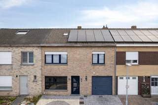 Instapklare gezinswoning te koop in een kindvriendelijke wijk in Ledegem met 3 slaapkamers en een tuin met uitweg langs achteren. <br /><br />Deze eigendom is gelegen in een doodlopende straat, in de Schoolstraat 40 in Rollegem-Kapelle. <br />In 2014 werd de woning gerenoveerd en uitgebreid met een mooie uitbouw. Hierdoor is er extra lichtinval gecreëerd en werd het gelijkvloerse gedeelte uitgebreid. Daarnaast werden er energetische renovatiewerken uitgevoerd, waaronder de isolatie van het dak, de vloeren en de zijgevels. In 2020 werden er ook zonnepanelen geplaatst. Dankzij deze investeringen behaalt de woning een EPC-label B. Buiten is er een groot terras en een bijgebouw met overkapping. Naast het bijgebouw is er een uitweg voorzien waar je gemakkelijk met je fiets weg kan. Voor de eigendom zijn er 2 parkeerplaatsen en in de straat zijn er ook voldoende parkeermogelijkheden.<br /><br />INDELING:<br />inkomhal, ruime leefruimte met extra ruimte voor een bureau of speelhoek, eetplaats, leefkeuken met toestellen van Siemens en een koffiecorner. Naast de keuken is er een gastentoilet en een inpandige garage die momenteel dient als opslagplaats en wasplaats. Boven zijn er 3 slaapkamers en een badkamer met douche, lavabo en toilet. Daarnaast is er nog een opbergzolder met valtrap. <br /><br />Extra informatie: <br />- 10 zonnepanelen<br />- geen renovatieplicht<br />- elektrische installatie conform<br />- overal rolluiken voorzien<br />- door de Veluxen op zolder kan er een extra kamer gecreëerd worden<br />- regenput 5.000L<br /><br />Wens je meer informatie over deze mooie eigendom of een afspraak ter plaatse? Contacteer Marie op het nummer 0469 66 49 11 of via mail: marie@immomargaux.be.