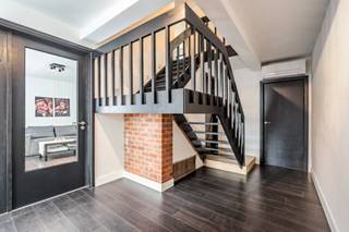 [[ DIT PAND NEEMT DEEL AAN DE ERA OPEN HUIZEN DAG OP 19/9 VAN 13:00 TOT 14:00 ]]
<p><strong>Ben je op zoek naar een volledig gerenoveerde en energiezuinige woning met 3 slaapkamers, een aparte garage en een aangename tuin in Aalst? Zo gevonden!</strong></p>

<p>Deze woning werd ca. 3 jaar geleden volledig gerenoveerd en combineert een bewoonbare oppervlakte van ca. 153 m² met een perceel van ca. 270 m². Dankzij het energiezuinige EPC-label A, de 14 zonnepanelen, de driedubbele beglazing met PVC-schrijnwerk, de combinatie van centrale verwarming en een warmtepomp én de conforme elektrische installatie, geniet je hier van een aangenaam en energiezuinig wooncomfort. Bovendien zijn alle ruimtes voorzien van airconditioning, wat zorgt voor extra comfort tijdens zowel warme als koudere dagen.</p>

<p>Op het gelijkvloers komen we binnen via de inkomhal, die toegang geeft tot het afzonderlijk toilet en de ruime leefruimte. De woonkamer sluit aan op de eetkamer en de volledig uitgeruste keuken, voorzien van onder meer een kookplaat, oven, microgolfoven, vaatwasser en koelkast. Verder beschikt het gelijkvloers over een praktische berging met aansluitingen voor wasmachine en droogkast, en een kleine berging in de inkomhal.</p>

<p>Op de eerste verdieping bevinden zich drie slaapkamers en de badkamer, uitgerust met een douche, toilet en dubbele wastafel.</p>

<p>Voor de woning is er een praktische parkeerplaats. Naast het perceel bevindt zich bovendien een garage, zijnde de eerste poort naast de woning. Buiten geniet je van een aangename tuin van ca. 135 m² met een terras van ca. 30 m², ideaal om te ontspannen of gezellig buiten te tafelen. Achteraan is er eveneens een poort die rechtstreeks toegang geeft tot de tuin, wat zorgt voor extra praktische toegankelijkheid.</p>