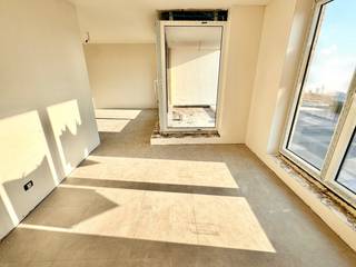 <strong>Luxueus nieuwbouwproject "Residentie Ijzerparel"</strong><br /><br />Uiterst RESIDENTIEEL gelegen wordt deze prachtige ARCHITECTURALE PAREL gebouwd temidden van een groene oase, <strong>op enkele minuten wandelen van de zee en het centrum.</strong><br /> <br /><strong>Dit energiezuinige, kleinschalige luxe woonproject omvat 9 ruime doorloopappartementen (met elk een eigen zonneterras) & 9 parkings achteraan.</strong><br /><br />Dit <strong>appartement (1°V) </strong>geniet een uiterst praktische indeling, en is voorzien van o.a.: inkomhal met toilet, ruime leefruimte met eethoek en open keuken, zonneterras, badkamer, <strong>2 slaapkamers</strong> en berging/wasplaats. Oppervlakte appartement: +- 91m2.<br /><strong>De appartementen kunnen volledig ingericht en afgewerkt worden naar uw smaak! Badkamer, keuken, vloeren... kunnen allemaal door de klant gekozen worden.</strong><br /><br /><strong>Aan de achterzijde van het gebouw bevinden zich 9 staanplaatsen.</strong><br />Elk appartement dient een staanplaats aan te kopen.<br />Daarnaast wordt er ook een fietsenberging en vuilnislokaal voorzien. <br /><br /><strong>E-peil 30.<br />Eco-afwerking: superisolerend dubbel glas, zonnepanelen, warmtepomp, vloerverwarming, ventilatiesysteem,...</strong><br />Er zijn ook 2 liften voorzien in het gebouw.<br /><br /><strong>Kortom: trendy en kwalitatieve appartementen, afgewerkt op uw maat, waar u zorgeloos kan genieten op een boogscheut van het strand! </strong><br />Dé ideale uitvalsbasis voor zowel vaste bewoning als tweede verblijf!<br /><br />Prijs appartement A1.2: 352.000 EUR (excl. kosten).<br />Prijs staanplaats: 25.000 EUR (excl. kosten)<br />Verkoop onder BTW-stelsel.<br />! 6% BTW mogelijk, indien voldaan wordt aan de voorwaarden.<br /><br />De 3D-beelden zijn louter illustratief.<br /><br />Aarzel niet om een afspraak te maken: Immo Sleutel: 050/70 70 70