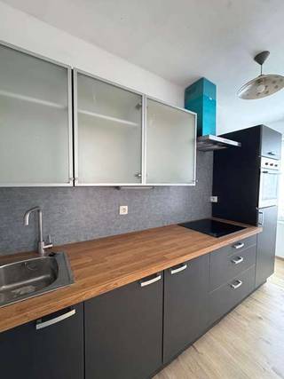 <strong>Comfortabel 2-slaapkamerappartement</strong> met <strong>Terras</strong> op een uitstekende ligging in de Godveerdegemstraat vlakbij het centrum van Zottegem.<br />De centrale ligging voorziet in een vlotte bereikbaarheid naar winkels, scholen, het station, ziekenhuis ( AZ Sint-Elisabeth ), horeca, sportinfrastructuur en de Bevegemse Vijvers (o.a. zwembad)!<br /><strong>+ Energielabel B! </strong><br />+ Zeer goede mobiscore 8,8 op 10!<br /><br />Omvat een inkom, leefruimte, ingerichte keuken, 2 slaapkamers, badkamer met douche en terras<br />Kosten : + 50 euro / maand voorschot waterverbruik<br />#leukwonen #zottegem<br /><br />Beschikbaar Onmiddellijk vrij !