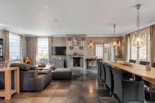 Stijlvol gerenoveerde hoevevilla op een riant perceel van 8.875 m² met 4 tot 6 slaapkamers, 3 badkamers, bureauruimte, eigen fitness en...