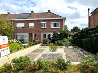 In een doodlopende straat in het hart van Stasegem vind je deze halfopen bebouwing met mooie voortuin, ruim terras en garage met extra bergingen...
