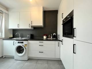 Surf naar www.abricasa.be en plan jouw verkoopafspraak in samen met onze digitale assistente Alice! Ontdek dit gezellig te maken appartement op de 1ste verdieping, waar licht, rust en comfort centraal staan. Dankzij de grote raampartijen baadt de woonkamer in natuurlijk daglicht en geniet je van een aangenaam open gevoel. De leef- en eetruimte vormen samen het hart van het appartement. De keuken bevindt zich naast de woonkamer. Centraal gelegen treft u de betegelde douche kamer, voorzien van lavabo, toilet en plaats voor was/droogkast..Achteraan bevinden zich de 2 slaapkamers. Via de kleine slaapkamer kom je tot een terras over de volledige breedte van het appartement. Extra berging in de kelder.Alles op eigen meter. Zorgeloos parkeren kan je in de achterliggende garagebox: exclusief in de verkoopprijs 19.500 euroEen ideale opportuniteit voor wie op zoek is naar een klein gebouw zonder lift, een lichtrijk appartement met uitzicht op het groen, twee slaapkamers en een gezellig terras. Abricasa – Vastgoed voor generaties: Jouw vastgoedpartnerWil je jouw eigendom verkopen of zoek je een vastgoedmakelaar voor verhuur of beheer?Abricasa biedt persoonlijke begeleiding bij al uw vastgoedvragen, van begin tot eind. Leer ons kennen!
