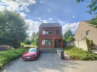 Volledig gerenoveerde gezinswoning met zonnige tuin te Oud-Heverlee!Deze woning werd volledig gerenoveerd volgens de nieuwe energienormen en regels...