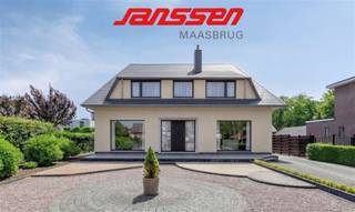<p><span>Vrijstaande woning met 4 slaapkamers, ruime tuin en garage op een riant perceel van 9a99ca, rustig gelegen nabij het centrum van Maaseik. </span></p><p><span> </span></p><p><span>ALGEMEEN</span></p><ul><li><span>Open bebouwing</span></li><li><span>Bouwjaar: 1970</span></li><li><span>Perceeloppervlakte: 9a99ca</span></li><li><span>Kadastraal inkomen: €1.078</span></li><li><span>Voorzien van hardhouten ramen, gedeeltelijk voorzien van dubbele beglazing, gedeeltelijk enkele beglazing </span></li><li><span>Gedeeltelijk uitgerust met rolluiken</span></li><li><span>Verwarming: stookolie en een pelletkachel in de leefruimte. </span></li><li><span>Gelegen in een rustige, residentiële woonwijk op korte afstand van het stadscentrum van Maaseik</span></li></ul><p><span> </span></p><p><span>INDELING</span><span><br /></span><span>Gelijkvloers:</span></p><ul><li><span>Inkomhal</span><span> met toegang tot de leefruimte, polyvalente ruimte en een vaste trap naar de verdieping.</span></li><li><span>Leefruimte:</span><span> ruime, lichtrijke woonkamer met parketvloer en grote raampartijen die zorgen voor een fijne connectie met buiten. De woonkamer is tevens voorzien van een pelletkachel.  </span></li><li><span>Polyvalente ruimte, momenteel ingericht als zithoek, maar perfect inzetbaar als extra slaapkamer, bureel of hobbykamer. </span></li><li><span>Keuken:</span><span> voorzien van een tegelvloer en toegang tot de kelder. </span></li><li><span>Berging voorzien van</span><span> tegelvloer en aansluiting voor wasmachine en droogkast.</span></li><li><span>Badkamer 1:</span><span> voorzien van een wastafel, inloopdouche en toilet.</span></li><li><span>Sas m</span><span>et toegang tot het overdekte terras en tuin achteraan de woning.</span></li></ul><p><span> </span></p><p><span>Eerste verdieping:</span></p><ul><li><span>Nachthal met </span><span>toegang tot vier volwaardige slaapkamers en een tweede badkamer.</span></li><li><span>Slaapkamer 1 t.e.m. 4:</span><span> allen voorzien van linoleumvloer, inbouwkasten en verwarming.</span></li><li><span>Badkamer 2:</span><span> voorzien van een wastafel, douche, toilet en elektrische handdoekverwarmer.</span></li></ul><p><span> </span></p><p><span>Zolder:</span><span><br />Voorzien van glaswolisolatie – bereikbaar via zolderluik.</span></p><p><span> </span></p><p><span>Kelder:</span><span><br />De woning is gedeeltelijk onderkelderd en ingedeeld in vier praktische ruimtes, allen uitgerust met een gepolierde industrievloer. Hier bevinden zich onder andere de mazouttank (+/- 4800 liter), de CV-installatie en een kruipkelder.</span></p><p><span> </span></p><p><span>Buitenruimte:</span></p><ul><li><span>Voortuin:</span><span> Onderhoudsvrij aangelegd en voorzien van een automatisch hekwerk.</span></li><li><span>Achtertuin:</span><span> zuidelijk georiënteerd en uitgerust met een betegeld, overdekt terras en zitruimte uitgevoerd met rustieke materialen. </span></li></ul><p><span> </span></p><p><span>GARAGE</span><span><br />Vrijstaande garage, voorzien van automatische poort, industrievloer en een gedeeltelijke zolder voor extra opslagruimte.</span></p><p><span> </span></p><p><span> </span></p><p><span>Bent u op zoek naar een ruime en degelijke gezinswoning op een rustige, centrale locatie in Maaseik? Contacteer ons voor meer informatie of een bezichtiging via 089/56.06.91 of verkoop@janssennv.be.</span></p><p><span> </span></p><p><span>De weergegeven impressiefoto’s dienen uitsluitend ter illustratie en geven een mogelijke sfeer en inrichting weer. Hieraan kunnen geen rechten worden ontleend.</span></p><p><span> </span></p>