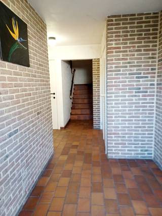 TE HUUR in Erembodegem, vernieuwd lichtrijk appartement met sfeervolle houtaccenten, gelegen op de 2de verdieping van een kleine residentie...