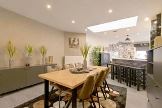 Deze instapklare woning is gelegen in de Roskotstraat 38, op een gunstige locatie in het centrum van Zele. De woning combineert een praktische indeling met een aangename buitenruimte en is dankzij de recente vernieuwingen meteen klaar om te bewonen. Bij het binnenkomen bereikt u de inkomhal, die toegang biedt tot de vernieuwde badkamer, een afzonderlijk toilet en een aparte berging/wasplaats. Verder beschikt de woning over een ruime woonkamer met aansluitend de open keuken. Dankzij het grote schuifraam geniet u vanuit de leefruimte van een mooi zicht op de diepe tuin, die een aangename buitenruimte vormt. Op de eerste verdieping bevinden zich twee slaapkamers. De woning beschikt over een EPC-score van 269 kWh/m²jaar en behaalt hiermee een energielabel C. Hierdoor geldt er geen renovatieplicht. Daarnaast is de woning asbestveilig en is de elektrische installatie conform het AREI. Volgens de stedenbouwkundige inlichtingen is de woning gelegen in woongebied (Wg) en beschikt ze over een vergunning (Vg), een goedgekeurde verkavelingsvergunning (Gvv), een gemeentelijk voorkooprecht (Gvkr) en is er geen dagvaarding uitgebracht (Gmo). Bent u op zoek naar een instapklare woning met twee slaapkamers, een diepe tuin en dit op een centrale locatie in Zele? Neem dan gerust contact op voor meer informatie of een bezoek. Interesse? Contacteer Jens via jens@capston.be.