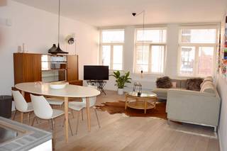 Smaakvol <strong>GEMEUBELD</strong> appartement op de 2de verdieping van een karaktervol gebouw, gelegen in een zijstraat van het charmante Hendrik Conscienceplein. Op een steenworp afstand van de Grote Markt, de Groenplaats en de Scheldekaaien.<em><strong> </strong></em><br /><br /><strong>Indeling:</strong><em><strong> </strong></em>ruime living op parket met volledig ingerichte open keuken; badkamer op keramisch leisteen met ligbad; lavabo; toilet en handdoekdroger; ruime slaapkamer op parket.<br /><br /><strong>Bijzonderheden:</strong>
<ul>
<li>Parlofoon.</li>
<li>Wasmachine aanwezig in badkamer.</li>
<li>ServiceKosten €250,-/maand (gas, water, electriciteit, tv, internet en verzekering)</li>
<li>Mogelijkheid tot huren parkeerplaats in publieke parking op 5 min. wandelafstand.</li>
<li>EPC: A</li>
<li>Beschikbaar: vanaf 1 augustus</li>
</ul>