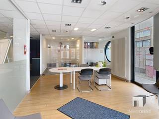 <p><span>Dit kantoor heeft volgende troeven:</span></p><p><span>+ Ideaal gelegen vlakbij winkels/scholen/openbaar vervoer</span></p><p><span>+ Heel goede zichtbaarheid</span></p><p><span>+ Ruime opgesplitste benedenverdieping met verschillende mogelijkheden</span></p><p><span>+ Veel licht</span></p><p><span>+ Geïnstalleerde keuken</span></p><p><span>+ Grote eetruimte</span></p><p><span>+ Aparte toiletten</span></p><p><span>+ Volledig onderkelderd</span></p><p><span>+ 6 Privatieve parkeerplaatsen (achterkant en zijkant)</span></p><p><span> </span></p><p><span>Gelijkvloers: 366m²</span></p><p><span>Kelderverdieping: 130m²</span></p><p><span> </span></p><p><span>De huurprijs wordt jaarlijks trapsgewijs verhoogd:</span></p><p><span>1e jaar: € 2.900,-</span></p><p><span>2e jaar: € 3.200,-</span></p><p><span>3e jaar: € 3.500,-(= huurprijs vanaf het 3de jaar)</span></p><p><span> </span></p><p><span>Wenst u dit handelspand te bezoeken?</span></p><p><span>Vraag dan zeker uw bezoek aan op </span><span>013 31 25 22</span><span> of </span><span>jeroen@immodiest.be</span></p>