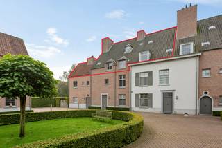 Gelegen op een privé woonerf van circa 5.568 m² vindt u dit volledig gerenoveerde duplexdakappartement van 267 m² met een prachtig uitzicht op...