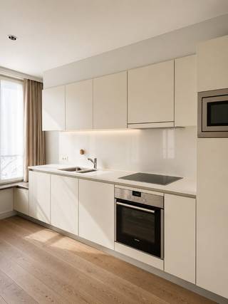 TE HUUR - GENT. Op een uitzonderlijke locatie in het historische hart van Gent, tussen de Sint-Baafskathedraal en de Vrijdagsmarkt, bevindt zich dit stijlvol gerenoveerde duplex-appartement van ca. 165 m². Gelegen op één van de hoogste punten van de stad, combineert deze unieke woonst een rustige ligging met een ongeëvenaarde nabijheid van alle historische pracht, gezellige pleinen en stedelijke voorzieningen.<br /><br />Het appartement werd met veel zorg en oog voor detail volledig gerenoveerd, waarbij uitsluitend hoogwaardige materialen werden gebruikt. De eigendom straalt tijdloze elegantie uit en biedt een harmonieus samenspel van authentiek karakter en hedendaags wooncomfort.<br /><br />De duplex omvat een lichtrijke leefruimte met open keuken en eetplaats, twee volwaardige slaapkamers, een badkamer en een praktische berging met aansluiting voor wasmachine. De leefruimte geeft uit op een dakterras, waar u geniet van een uitzonderlijk uitzicht op de toren van de Sint-Baafskathedraal, een zeldzaam en bijzonder decor midden in de stad.<br /><br />Huurprijs: € 1.750/maand, inclusief algemene kosten.