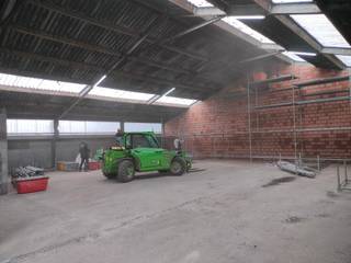 Op een vlot bereikbare locatie in Ruddervoorde bevindt zich deze ruime opslagloods van ca. 300 m². De loods is ideaal voor opslag, logistiek of lichte bedrijvigheid en is makkelijk toegankelijk voor vrachtwagens. De loods is onmiddellijk beschikbaar. <br /><br />Kenmerken:<br />- Totale oppervlakte: ca. 300 m²<br />- Gunstige ligging nabij belangrijke invalswegen en de E403<br />- Sectionaalpoort voor gemakkelijke toegang<br />- Goede bereikbaarheid voor zwaar vervoer<br />- Betonvloer en voldoende vrije hoogte<br />- Ruime manoeuvreerruimte op het terrein<br /><br />Bestemming: opslag of lichte industriële activiteiten (in overleg met de eigenaar).<br /><br />Voor meer info contacteer Simon via +32 498 12 37 08 of via simon@vicusvastgoed.be